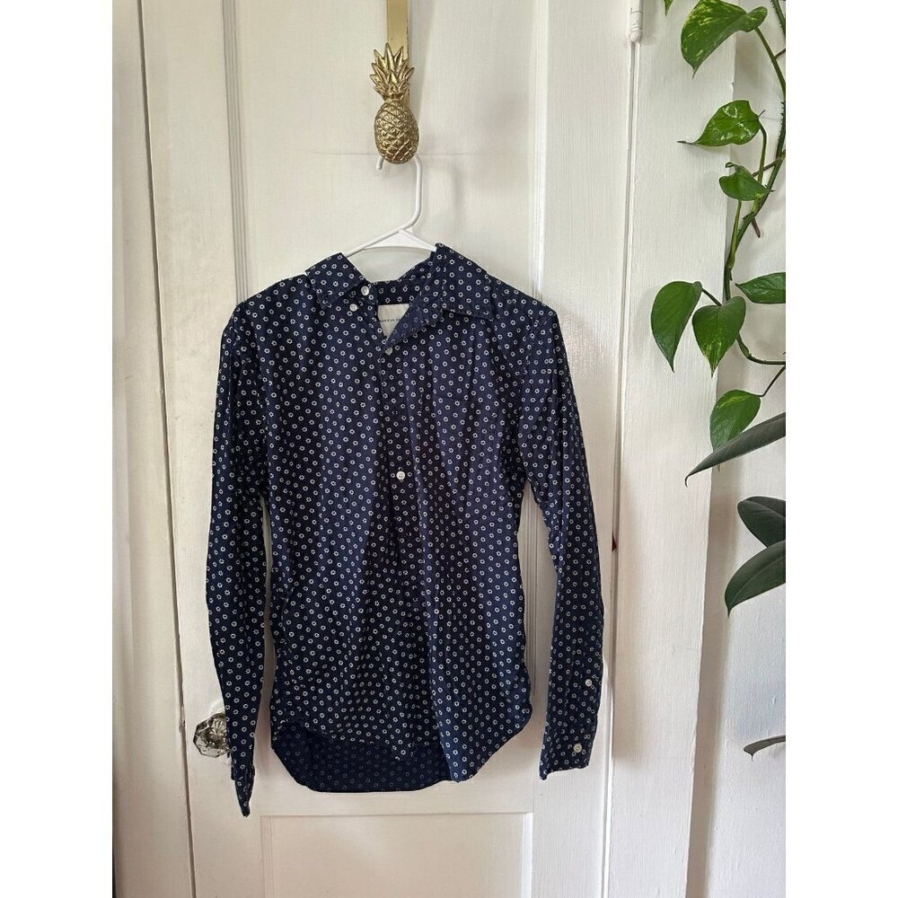 American Eagle men’s size small blue button down shirt